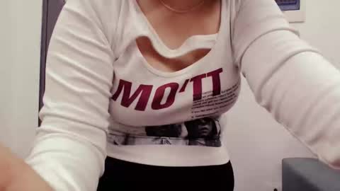 Snapshot of girlhanoi chatting on 02-08-26, 01:36 girlhanoi online show from 02-08-26, 01:36