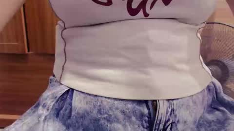 Snapshot of girlhanoi chatting on 04-11-26, 10:52 girlhanoi online show from 04-11-26, 10:52