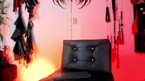 Snapshot of glitch_doll chatting on 07-18-26, 07:28 NYX online show from 07-18-26, 07:28