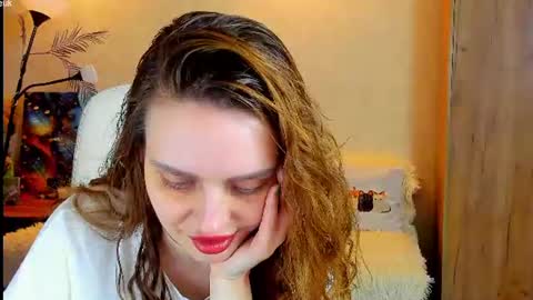 Snapshot of gloria_wood chatting on 06-19-26, 07:39 Gloria Wood online show from 06-19-26, 07:39
