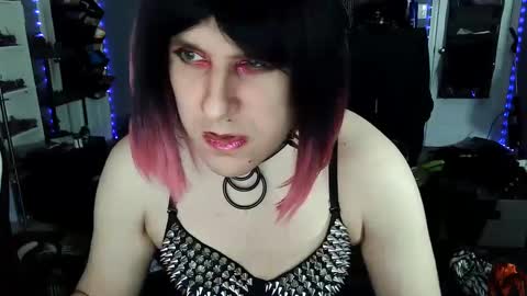 Snapshot of gothic123451 chatting on 12-30-24, 01:47 Victoriana online show from 12-30-24, 01:47