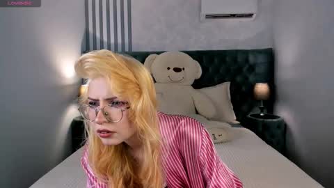 Snapshot of grace_blush chatting on 01-09-26, 08:28 Grace online show from 01-09-26, 08:28