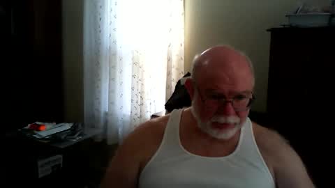 Snapshot of gtnolder60 chatting on 05-01-26, 01:37 Gary online show from 05-01-26, 01:37