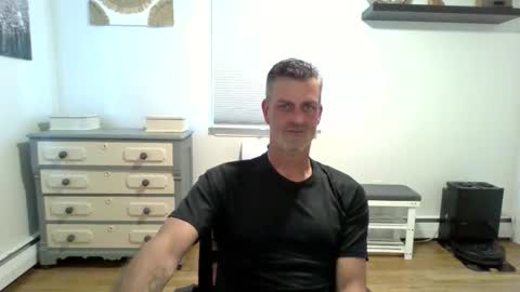 gudguy2025 online show from 06-04-26, 04:24