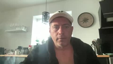 Snapshot of guil0 chatting on 09-15-25, 09:42 guil0 online show from 09-15-25, 09:42