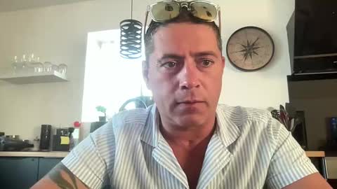 Snapshot of guil0 chatting on 09-17-25, 09:05 guil0 online show from 09-17-25, 09:05