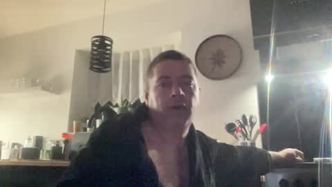 Snapshot of guil0 chatting on 11-09-25, 08:34 guil0 online show from 11-09-25, 08:34