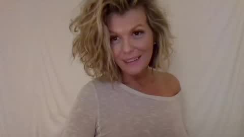 Hailey online show from 12-08-24, 04:04