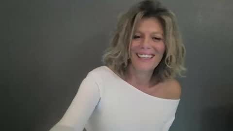 Snapshot of haileys123 chatting on 04-22-26, 06:42 Hailey online show from 04-22-26, 06:42
