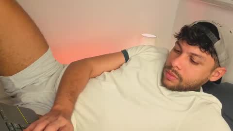 Independent       model  online show from 01-12-26, 10:26