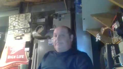 Snapshot of handiemanhere chatting on 10-31-25, 02:45 naked man online show from 10-31-25, 02:45