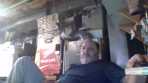 Snapshot of handiemanhere chatting on 11-26-25, 02:18 naked man online show from 11-26-25, 02:18