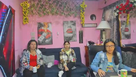 Snapshot of hanna_mature01 chatting on 04-15-26, 12:12 Hanna online show from 04-15-26, 12:12