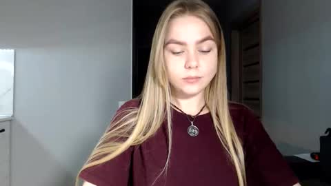 happy_fox_ online show from 04-11-26, 07:29