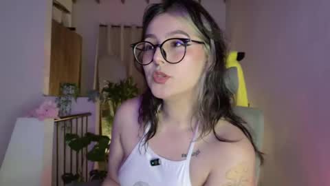 Snapshot of hazelbrownn23 chatting on 06-27-26, 01:43 Hazel Brown online show from 06-27-26, 01:43