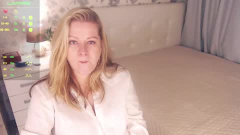 Snapshot of helenbonham chatting on 12-18-24, 06:53 Helena Bonham online show from 12-18-24, 06:53