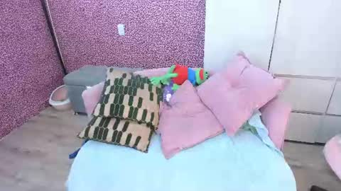 Laura online show from 06-17-26, 04:26