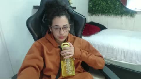 Snapshot of hellen_queensex chatting on 02-22-25, 05:02 hellen_queensex online show from 02-22-25, 05:02