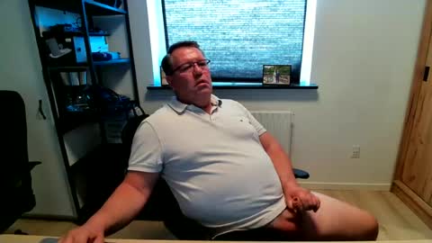 Snapshot of henrikrp1971 chatting on 06-19-26, 04:55 henrikrp1971 online show from 06-19-26, 04:55