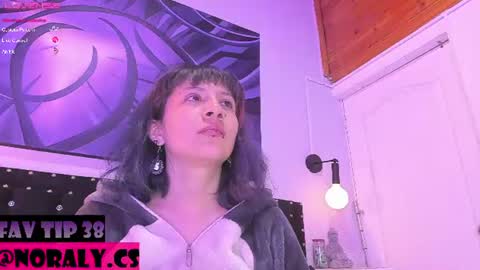 Snapshot of hey_noraly chatting on 06-14-26, 04:03 Noraly online show from 06-14-26, 04:03