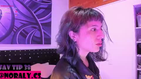 Snapshot of hey_noraly chatting on 06-24-26, 01:10 Noraly online show from 06-24-26, 01:10