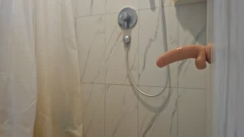 Snapshot of hockeyjock17 chatting on 07-12-26, 07:16 hockeyjock17 online show from 07-12-26, 07:16