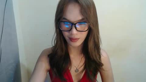 Snapshot of hoelylaylia chatting on 03-27-26, 02:50 Laylia3 online show from 03-27-26, 02:50