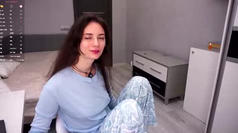 Snapshot of hollymonica chatting on 06-18-26, 05:51 Delly online show from 06-18-26, 05:51