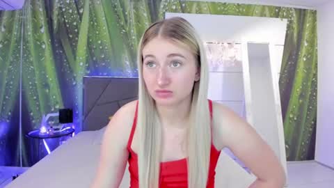 Snapshot of hollytaillor chatting on 07-19-26, 05:33 HollyTaillor online show from 07-19-26, 05:33