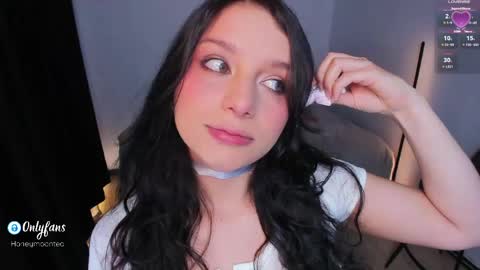Snapshot of honeymoontea chatting on 05-12-26, 11:57 online show from 05-12-26, 11:57