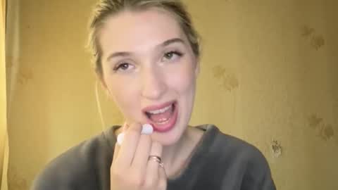 honeyveil online show from 05-18-26, 01:17