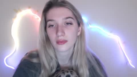 Snapshot of honeyveil chatting on 06-15-26, 12:18 honeyveil online show from 06-15-26, 12:18