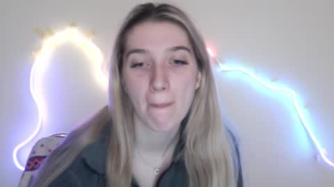 Snapshot of honeyveil chatting on 06-17-26, 12:18 honeyveil online show from 06-17-26, 12:18