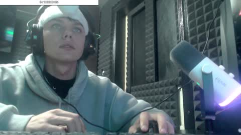 Hot boy 2002 online show from 12-18-24, 10:02