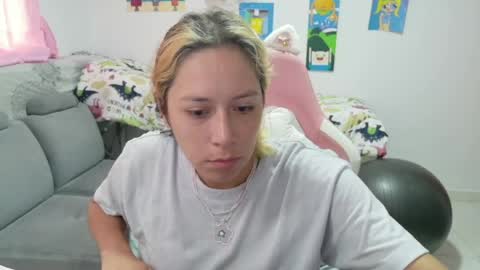 Mia online show from 04-20-26, 01:03