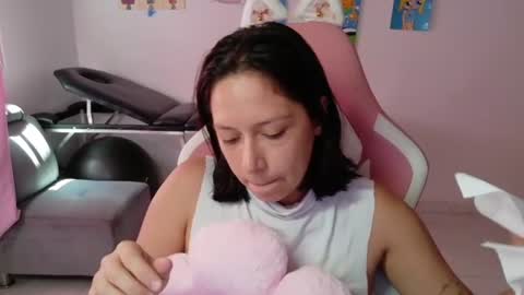 Snapshot of hot_mommymia chatting on 06-20-26, 04:54 Mia online show from 06-20-26, 04:54