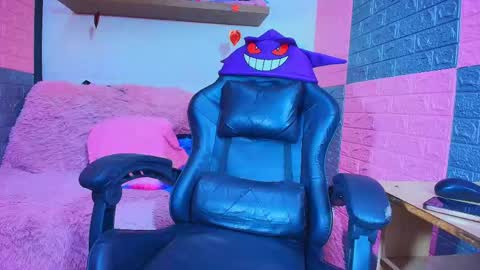 Snapshot of hotcakes_uwu chatting on 05-12-26, 02:52 Hotcakes online show from 05-12-26, 02:52