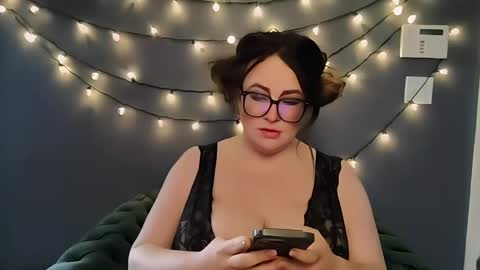 hothousewife333 online show from 04-11-26, 03:05