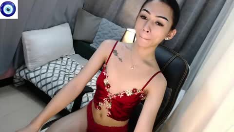 Snapshot of hottmolly100403 chatting on 04-27-26, 04:10 SCARLET online show from 04-27-26, 04:10