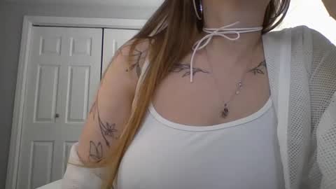 Snapshot of hotwifelili chatting on 04-24-26, 08:44 hotwifelili online show from 04-24-26, 08:44