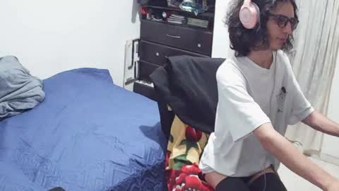 hxxyro1 online show from 04-28-26, 04:06