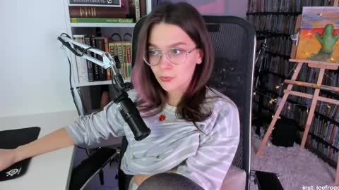 Snapshot of icefroq chatting on 02-24-25, 09:41 Julia online show from 02-24-25, 09:41