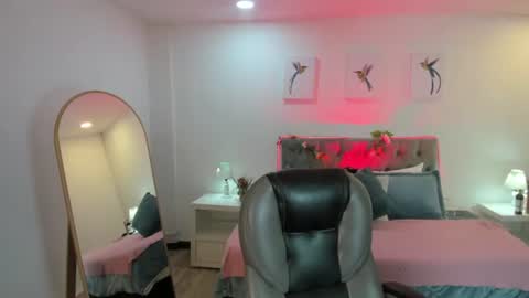 Snapshot of icysweetcam chatting on 06-18-26, 11:47 Icy online show from 06-18-26, 11:47