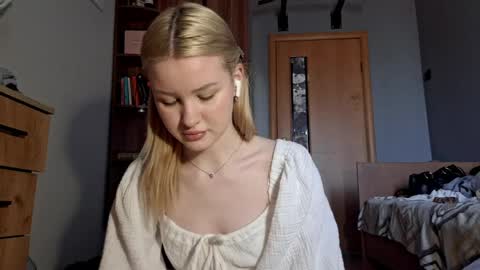 ShyLuna online show from 04-03-26, 06:11