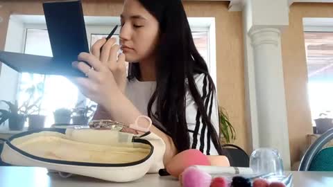 Mia online show from 06-05-26, 11:16