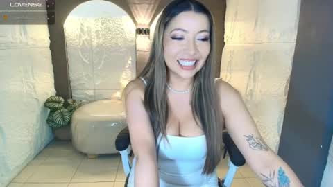 Snapshot of isabella__r chatting on 06-25-26, 01:15 Isa online show from 06-25-26, 01:15