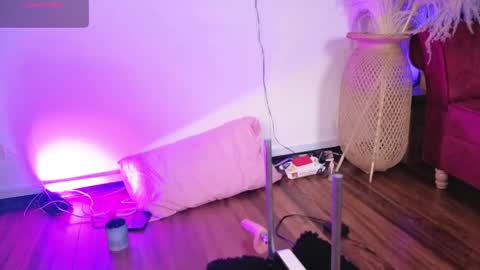 Snapshot of isabella_lt chatting on 04-21-26, 10:32 online show from 04-21-26, 10:32