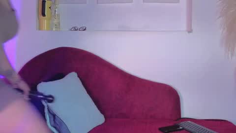 Snapshot of isabella_lt chatting on 06-01-26, 10:28 online show from 06-01-26, 10:28