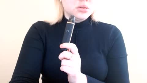 Snapshot of isla00 chatting on 06-15-26, 06:04 Isla online show from 06-15-26, 06:04