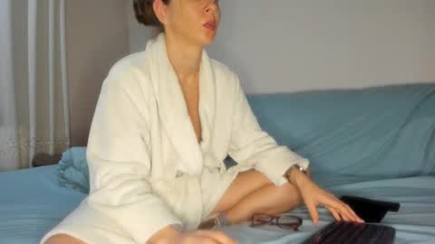 Issabelle online show from 12-22-25, 05:48